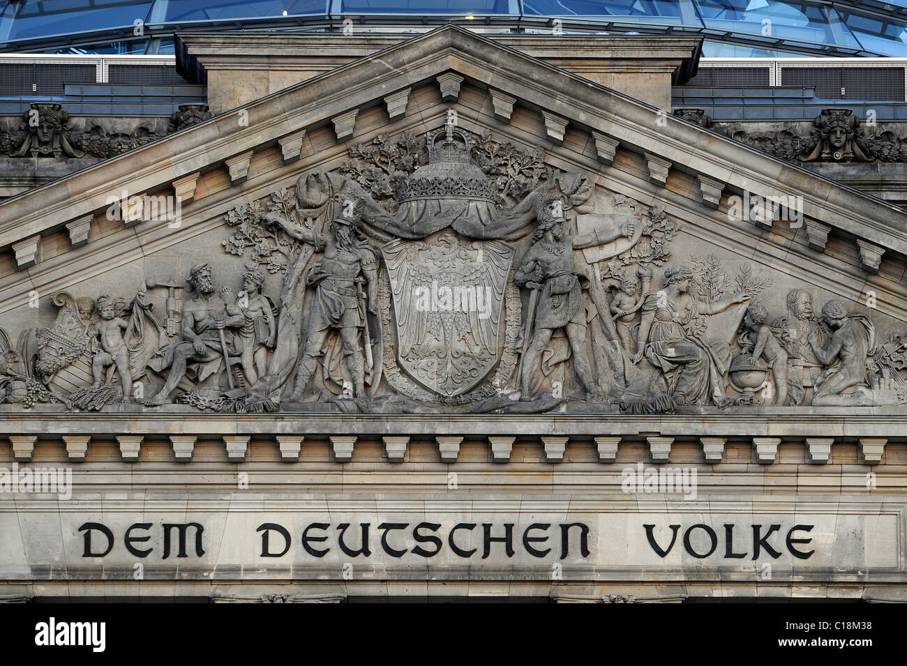 Lettering lettura Dem Deutschen Volke, per la Nazione Tedesca e sollievo in un timpano sopra l'ingresso principale al Reichstag Foto Stock