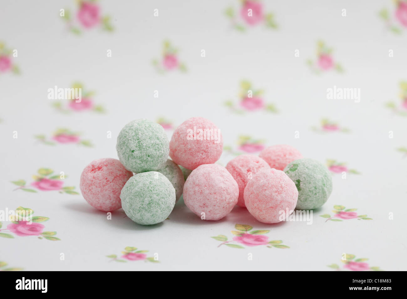 Anguria apple fizz sfere dolci e caramelle su un sfondo della carta fotografato in un studio Foto Stock