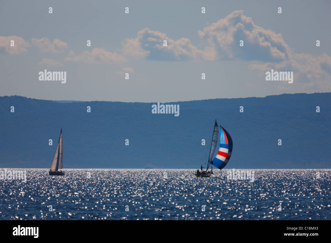 Barche a vela vela nel mare Mediterraneo Foto Stock