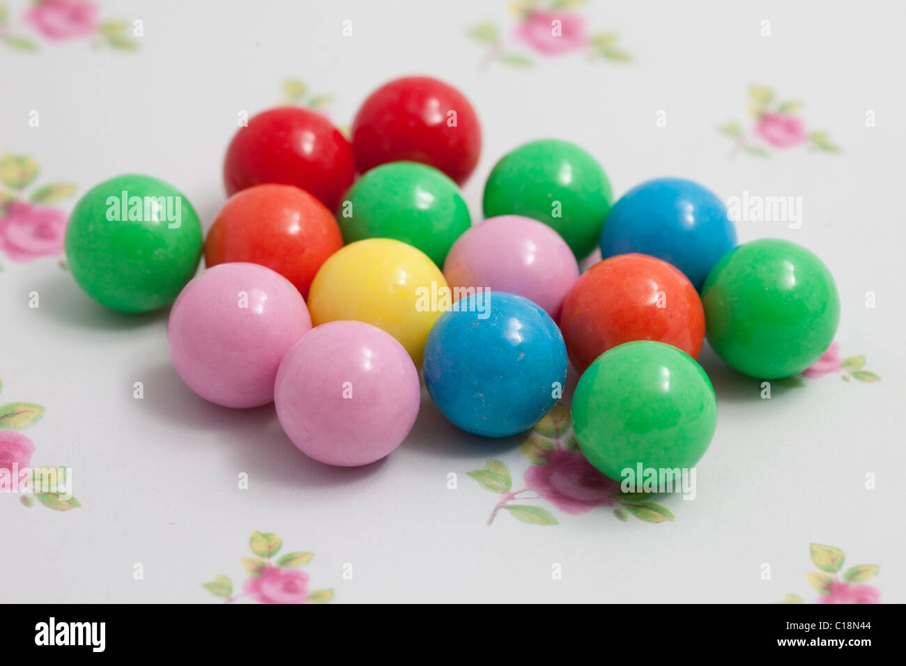 Sfere gobstopper dolciumi e caramelle su un sfondo della carta fotografato in un studio Foto Stock