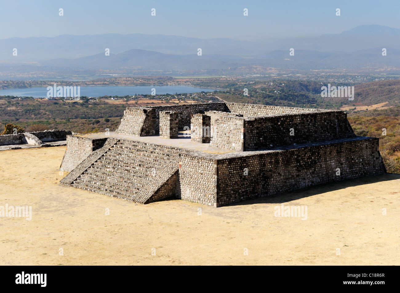 Piattaforma occidentale e il tempio su Plaza del Two-Glyph Stela a Xochicalco in Stato di Morelos, Messico Foto Stock