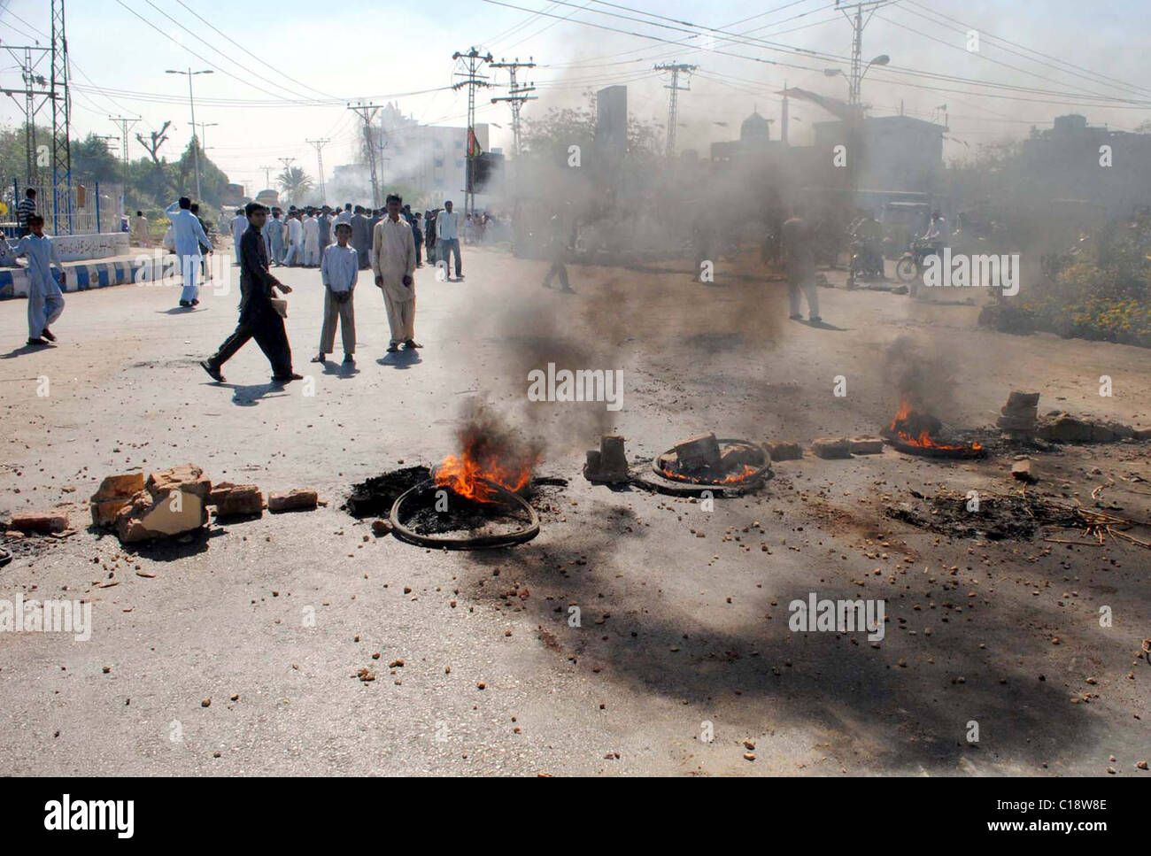 Manifestanti arrabbiati blocco Autobahn road con copertoni bruciati e pietre durante la manifestazione di protesta dei residenti di Barkat Bari Foto Stock