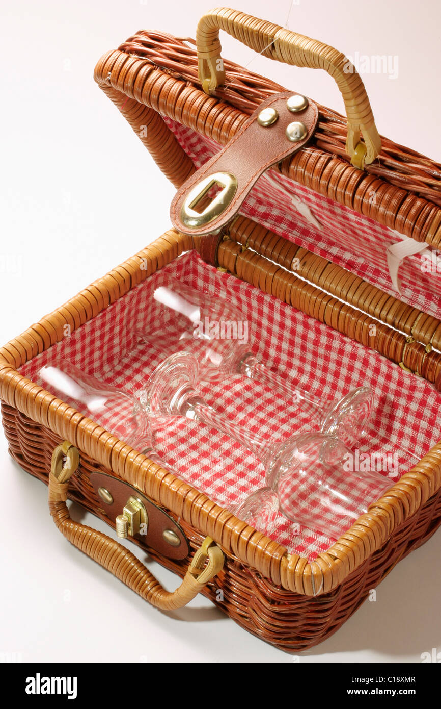 Picknick cesto con bicchieri di vino Foto Stock