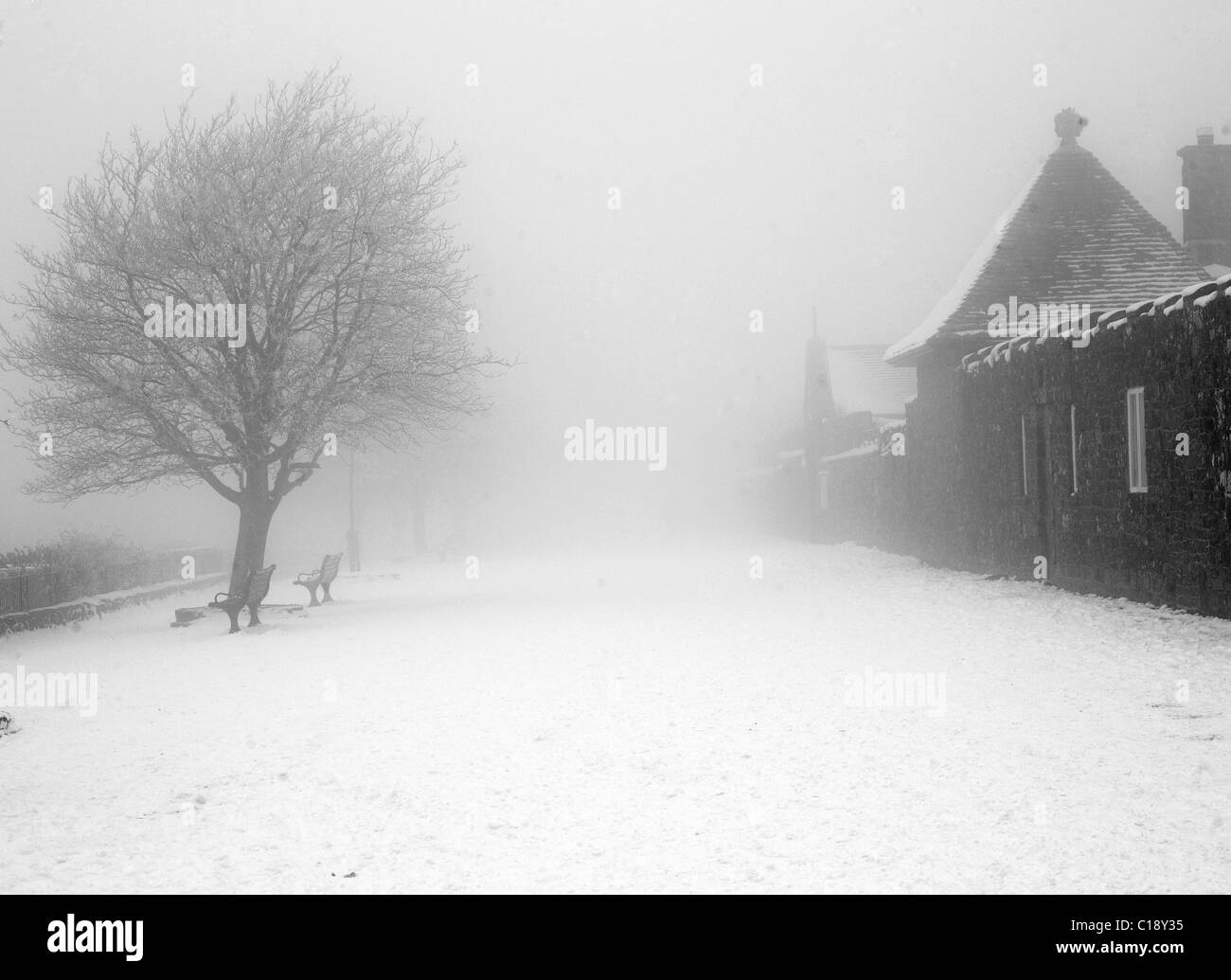 Il pittoresco a piedi nella neve. Inglese scena di neve con n. di persone Foto Stock