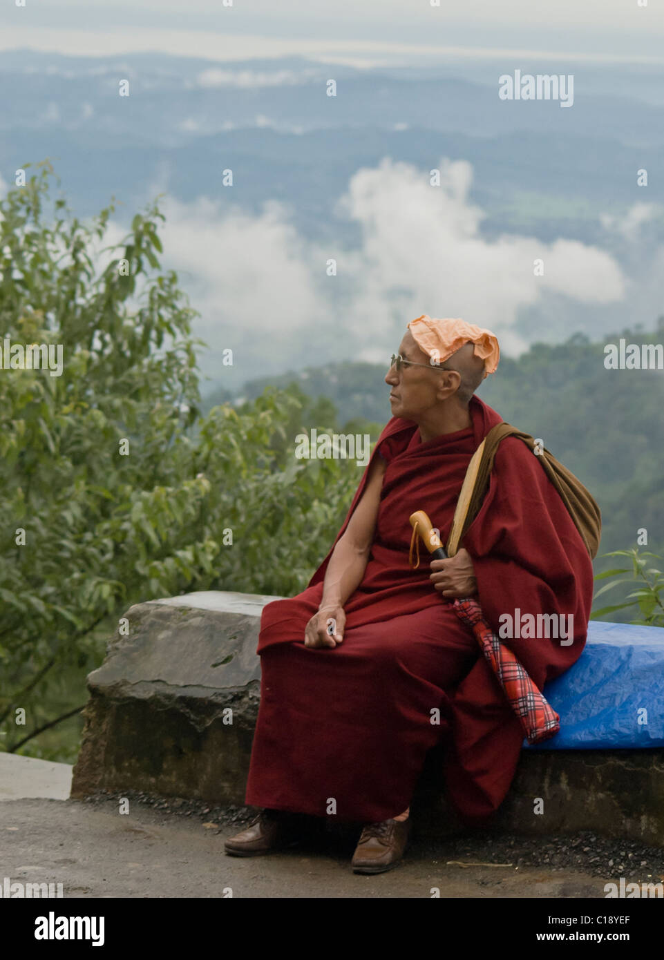 Un monaco buddista di catture il suo respiro torna sui suoi passi attraverso la zona collinare Dharamsala Foto Stock