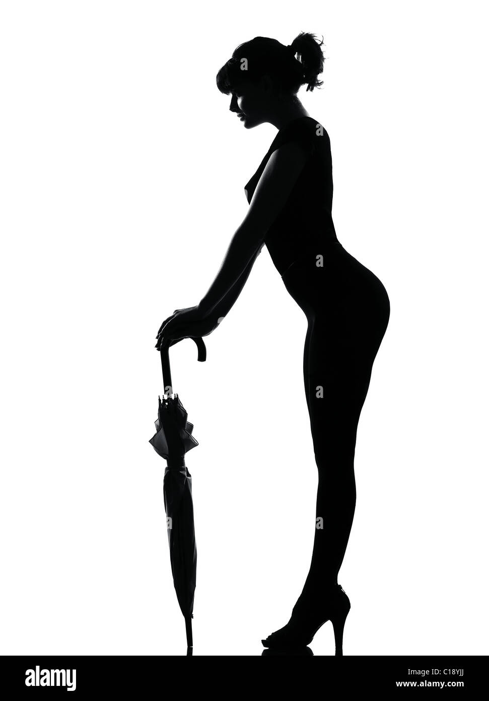 Lunghezza completa silhouette in ombra di una giovane donna con ombrello chiuso in studio su sfondo bianco isolato Foto Stock