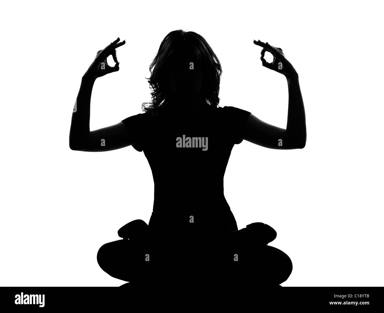 Lunghezza completa silhouette in ombra di una giovane donna seduta esercizio di yoga in studio su sfondo bianco isolato Foto Stock