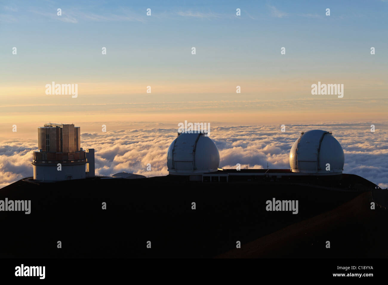 Cupole del telescopio Subaru e i due telescopi Keck vicino alla cima del vulcano Mauna Kea, Hawaii, STATI UNITI D'AMERICA Foto Stock