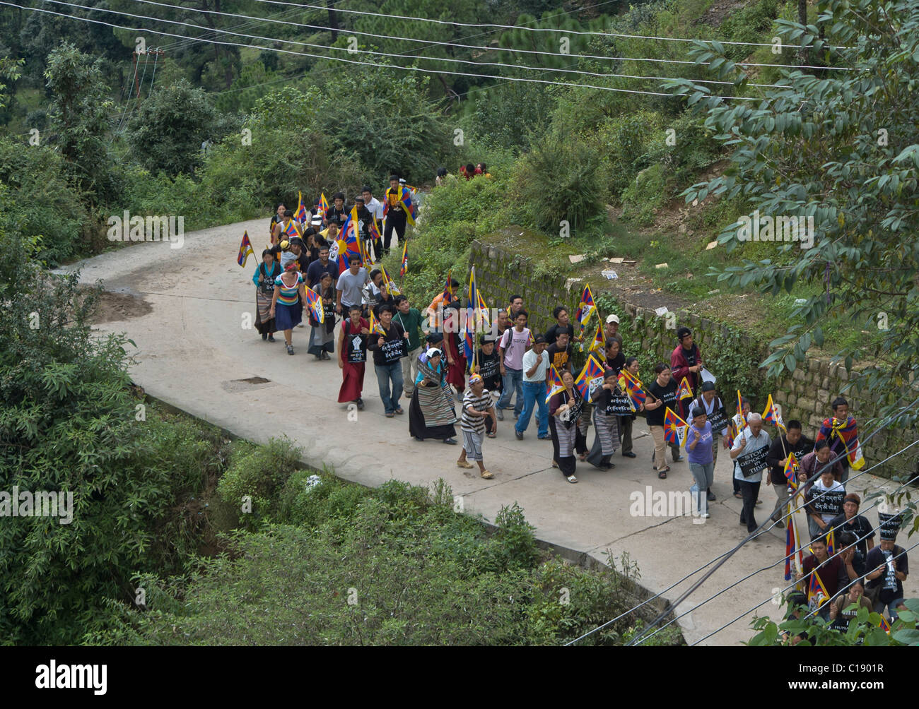 Il Tibetano di uomini e donne marzo in segno di protesta in India Foto Stock