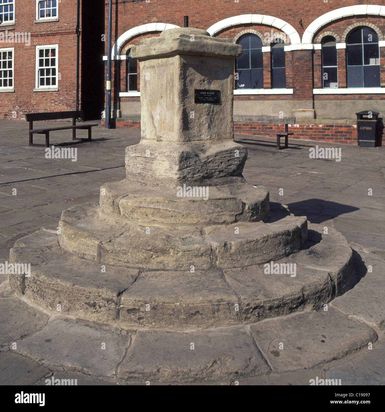 Croce di mercato dove il Methodist predicatore John Wesley predicò e nacque a Epworth come è stato Charles Wesley Isola di Axholme North Lincolnshire en Foto Stock