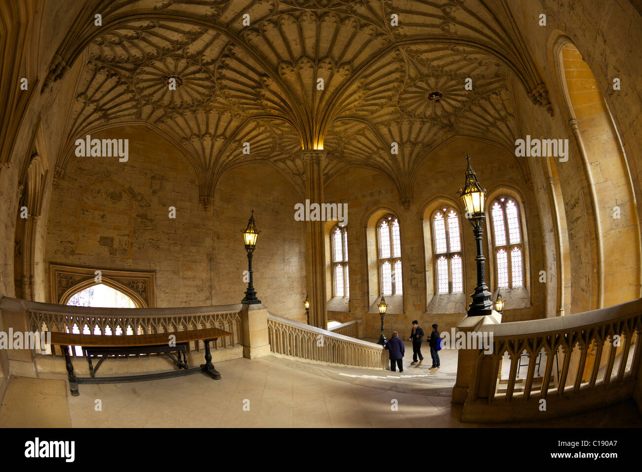 Ventilatore soffitto a volta, 1638, sopra la scala da James Wyatt, 1805, alla sala da pranzo Christ Church College di Oxford University Foto Stock