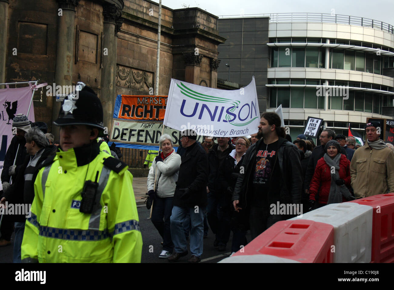 Manifestanti marzo contro il governo taglia di Liverpool 11/12/2010 Foto Stock