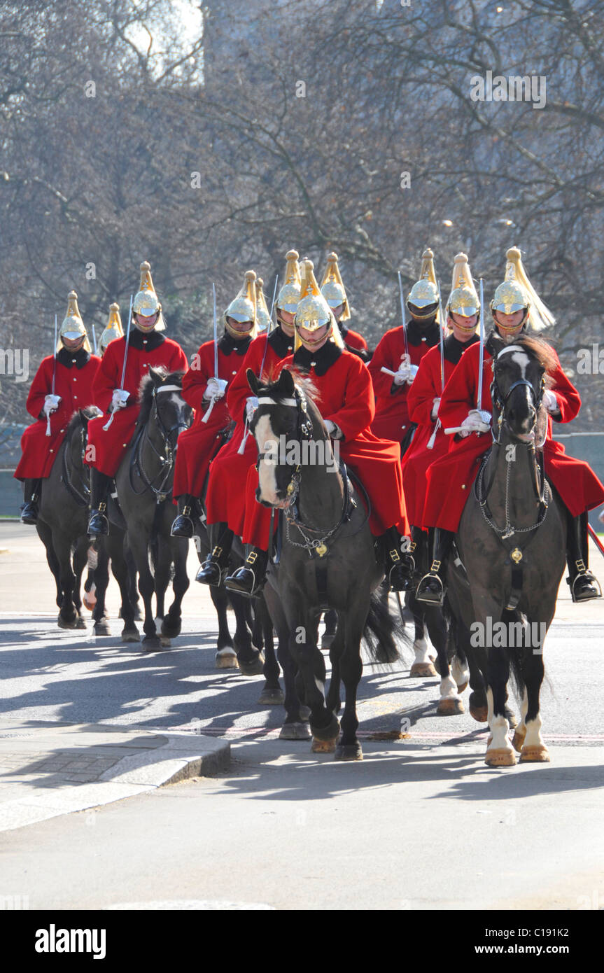 I soldati e i cavalli della vita delle guardie montato reggimento di cavalleria di uso domestico in inverno cerimoniale di mantelli di equitazione uniforme in Hyde Park Londra Inghilterra REGNO UNITO Foto Stock