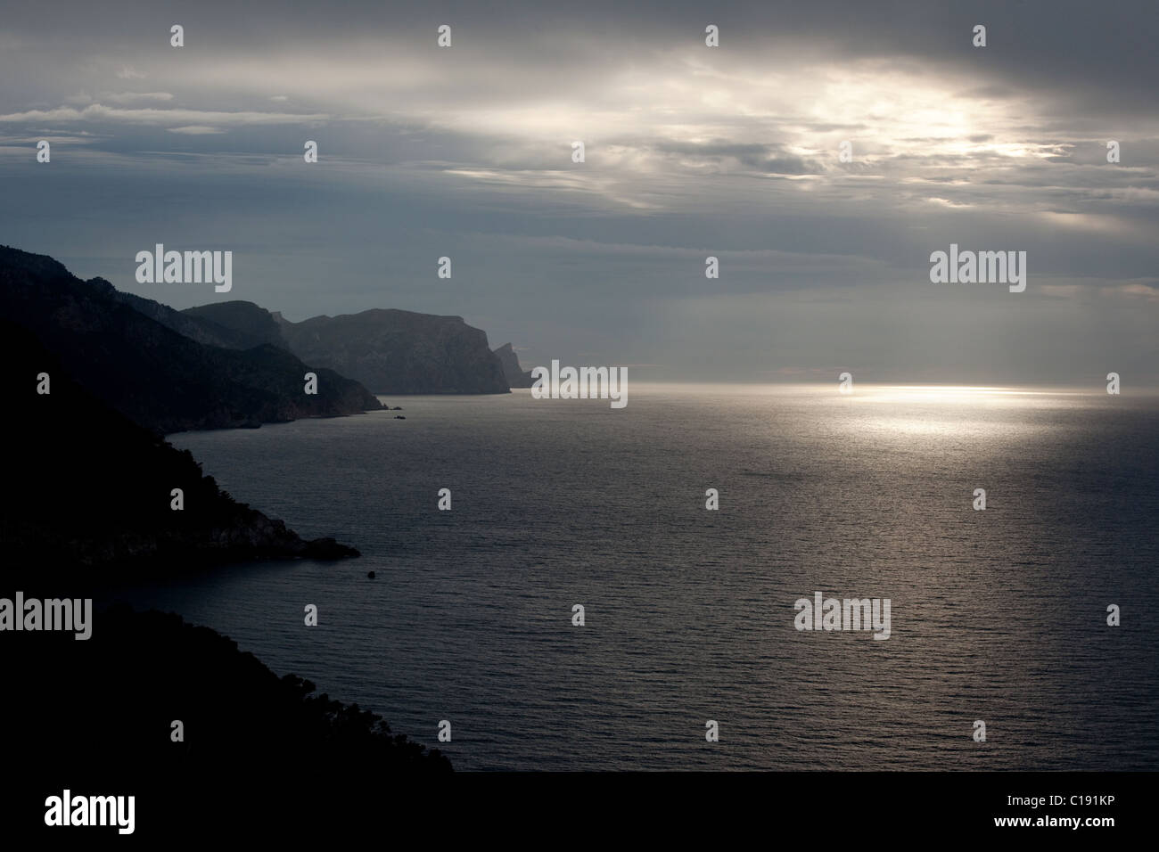 Scena costiere dal Mirador de Ses anime a Punta d'Es Verger vicino a Banyalbufar, costa ovest di Maiorca, isole Baleari, Spagna. Foto Stock