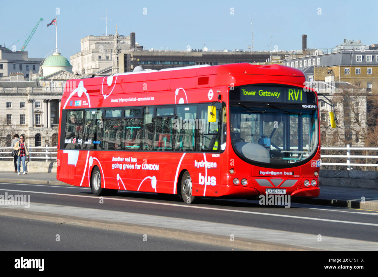 Bus a zero emissioni con tecnologia a celle a combustibile a idrogeno rosse a basso impatto ambientale Con i mezzi pubblici per la rotta RV1 di Londra sul ponte di Waterloo Inghilterra Regno Unito Foto Stock