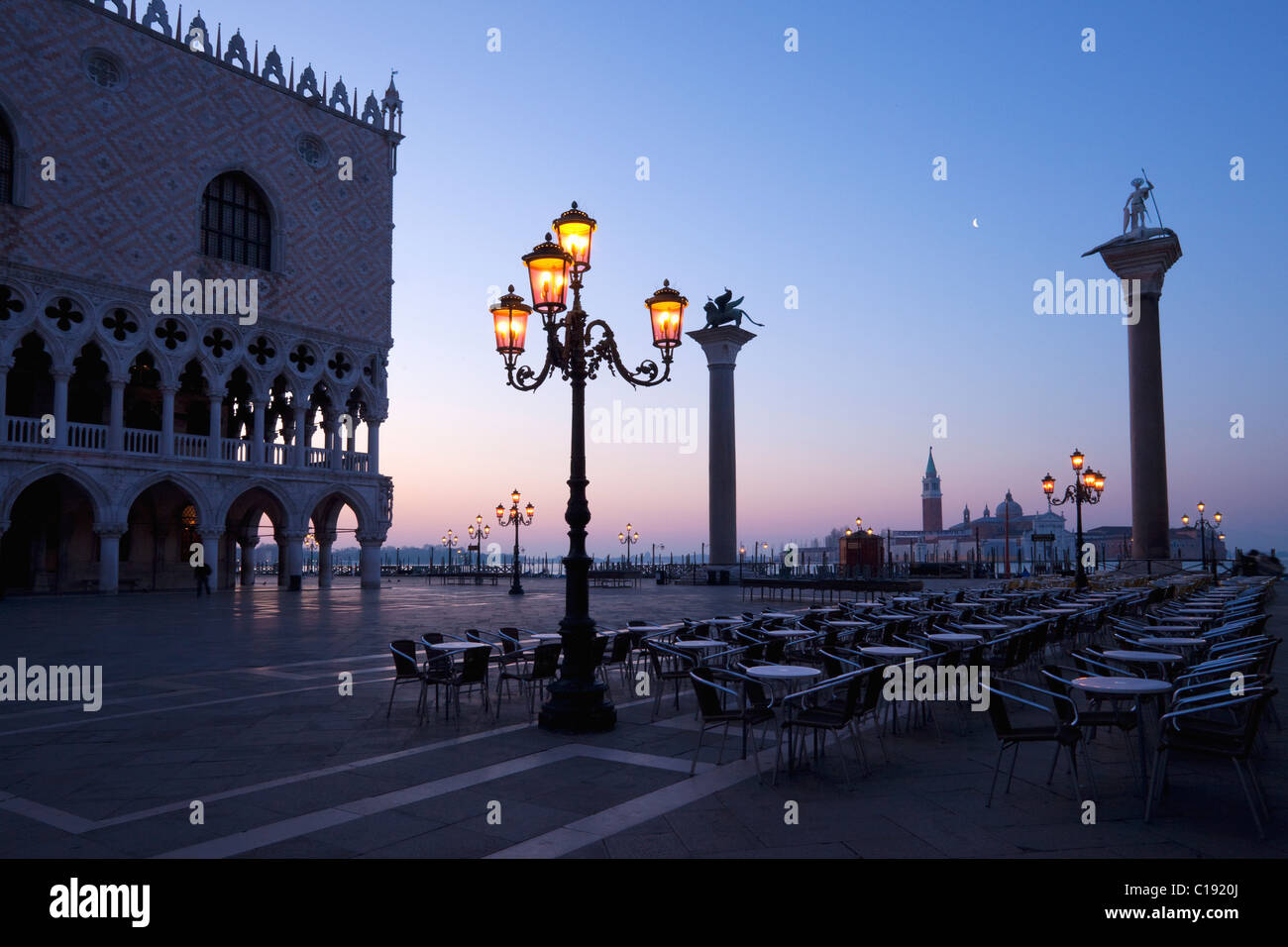 La mattina presto vista di St Marks Marco, alle Colonne di San Marco e di San Teodoro, Piazzetta San Marco, Palazzo Ducale, Venezia Foto Stock