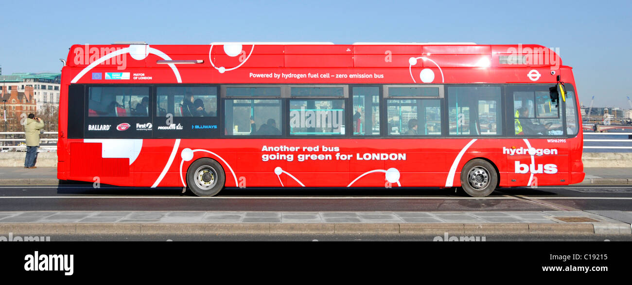 Bus a zero emissioni con tecnologia a celle a combustibile a idrogeno rosse a basso impatto ambientale Con i mezzi pubblici per la rotta RV1 di Londra sul ponte di Waterloo Inghilterra Regno Unito Foto Stock