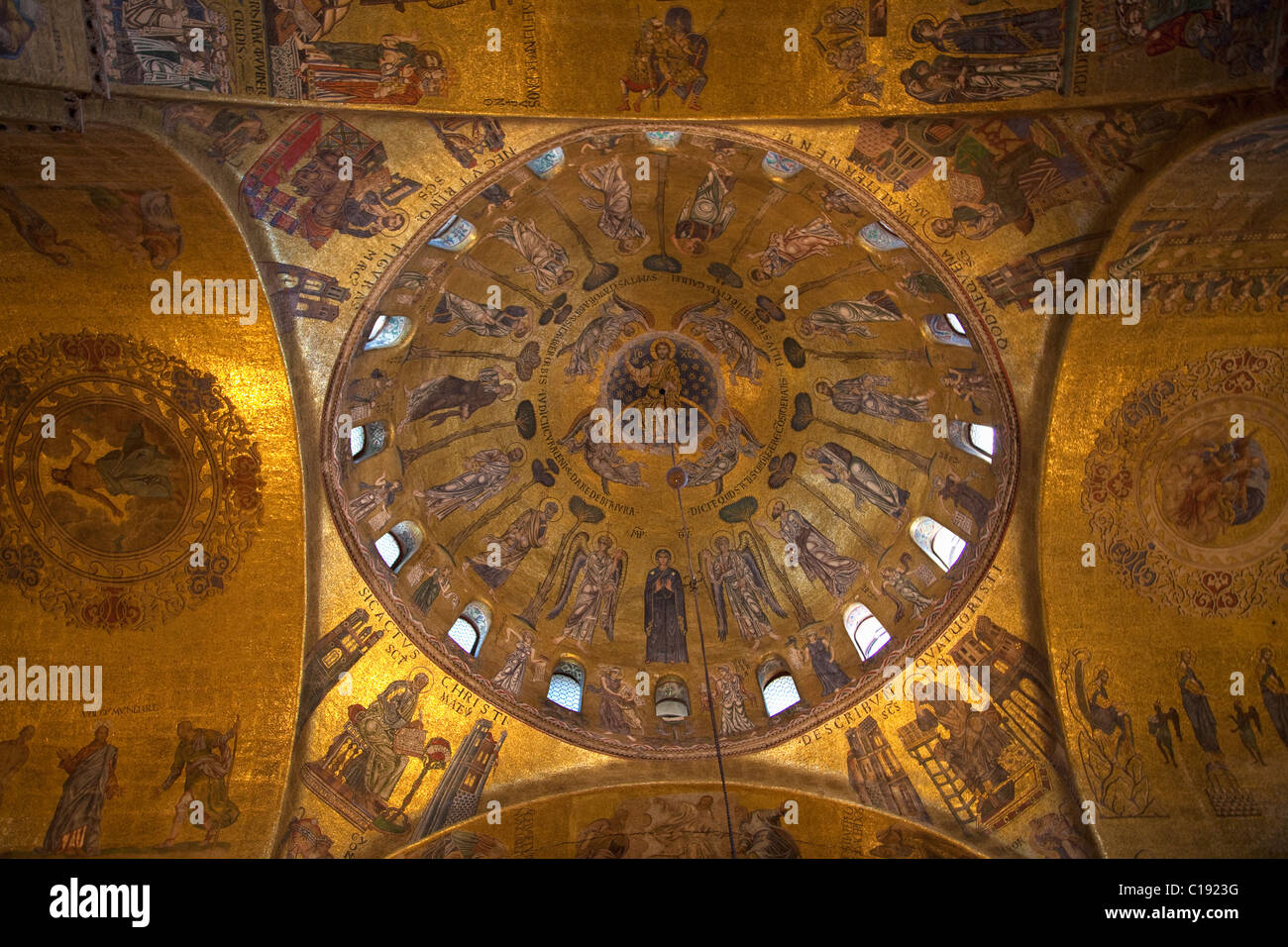 Ascensione Duomo del XIII secolo d'oro illuminato bizantina mosaici di San Marco la Basilica di San Marco, interno, Venezia, Veneto Foto Stock