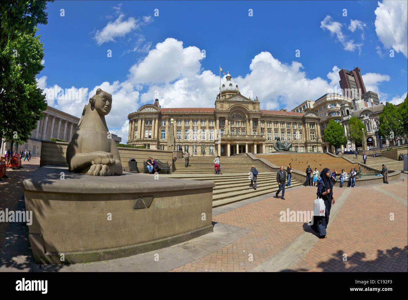 Femmina nero giovane musulmana velata pedonale, attraversando Victoria Square, Birmingham City Centre, West Midlands, Inghilterra, GB, Grea Foto Stock