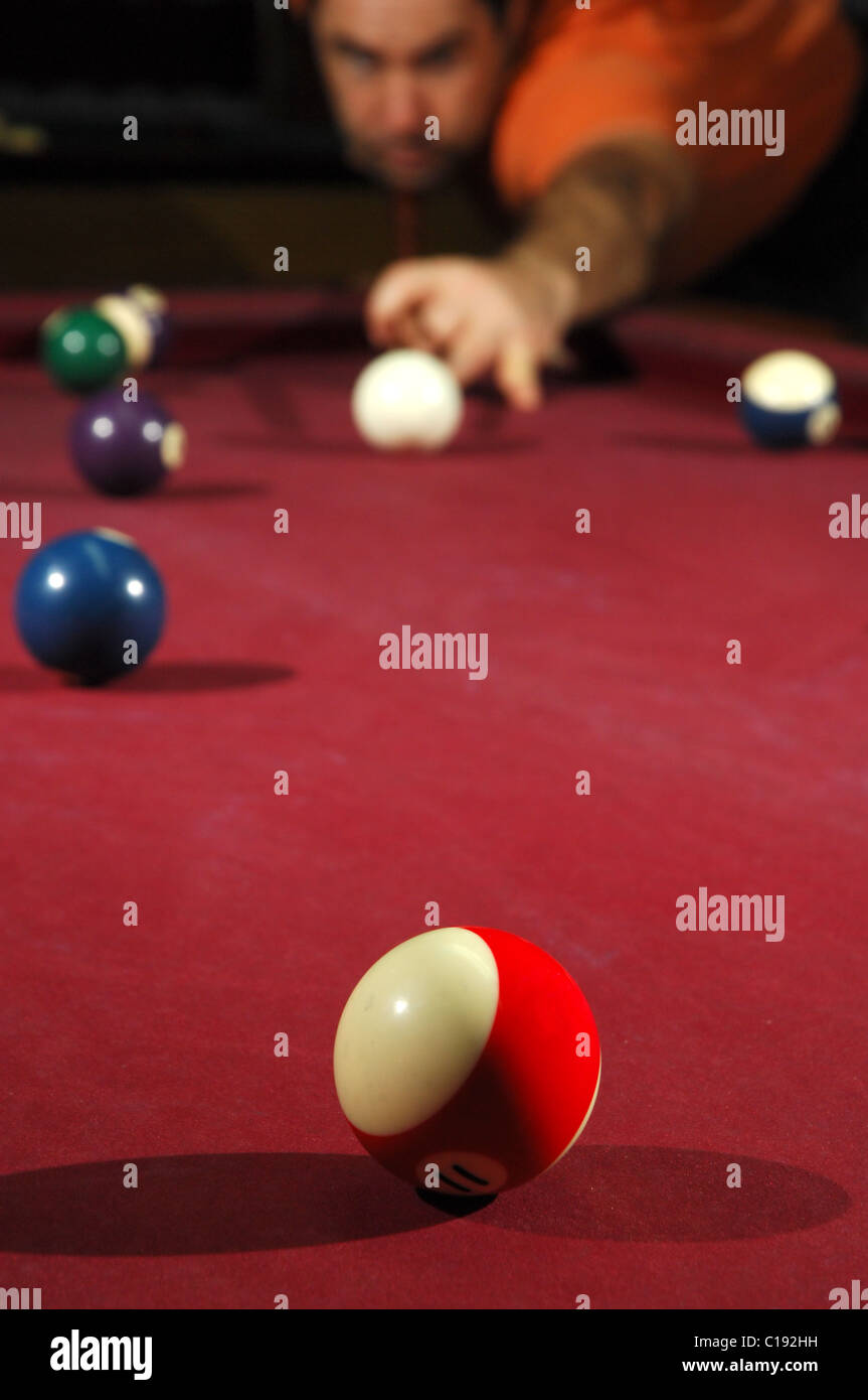 Snooker player prendendo un colpo lungo tutta la tabella Foto Stock