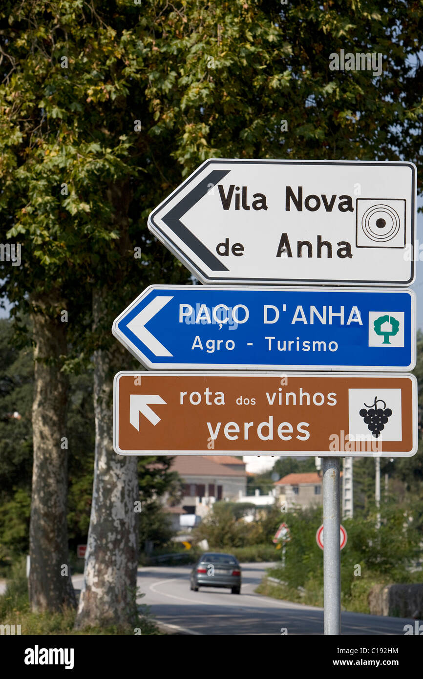 Cartelli stradali, Vinho Verde percorso vinicolo, firmare al Pazo d'Anha, area del Minho, Portogallo del Nord regione, Portogallo, Europa Foto Stock