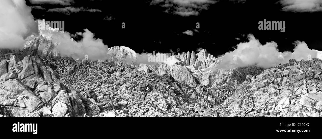 Luce di Alba sul Monte Whitney dall'Alabama Hills, Sequoia National Park, California USA Foto Stock