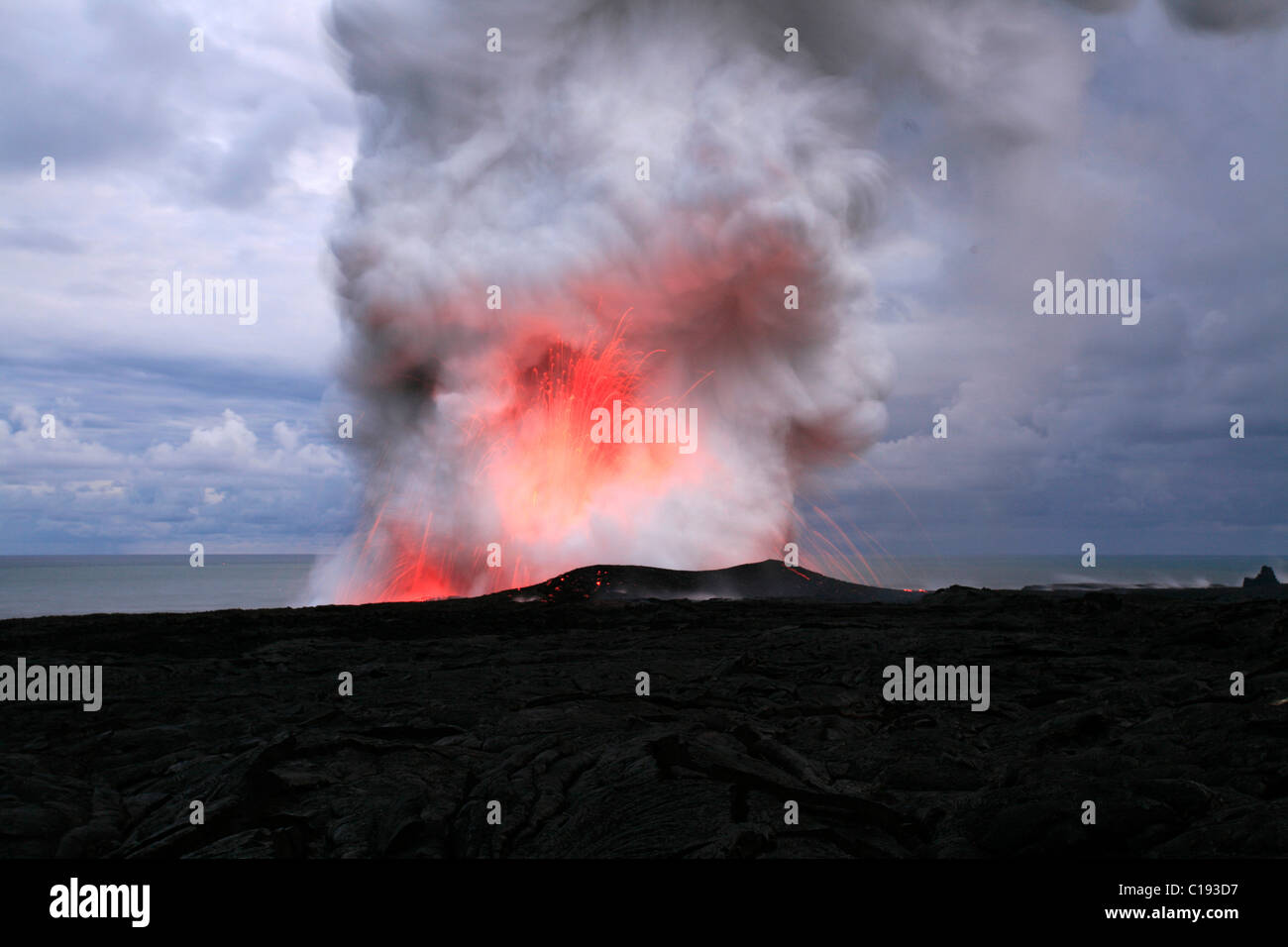 Il fumo- e nubi di gas ed esplosioni in cui il vulcano Kilauea lava e le acque dell'Oceano Pacifico si incontrano, Kalapana Foto Stock