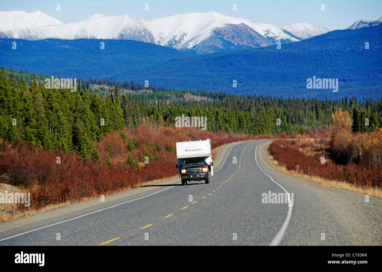 In corso sull'autostrada Alaska, Yukon Territory, Canada, America del Nord Foto Stock