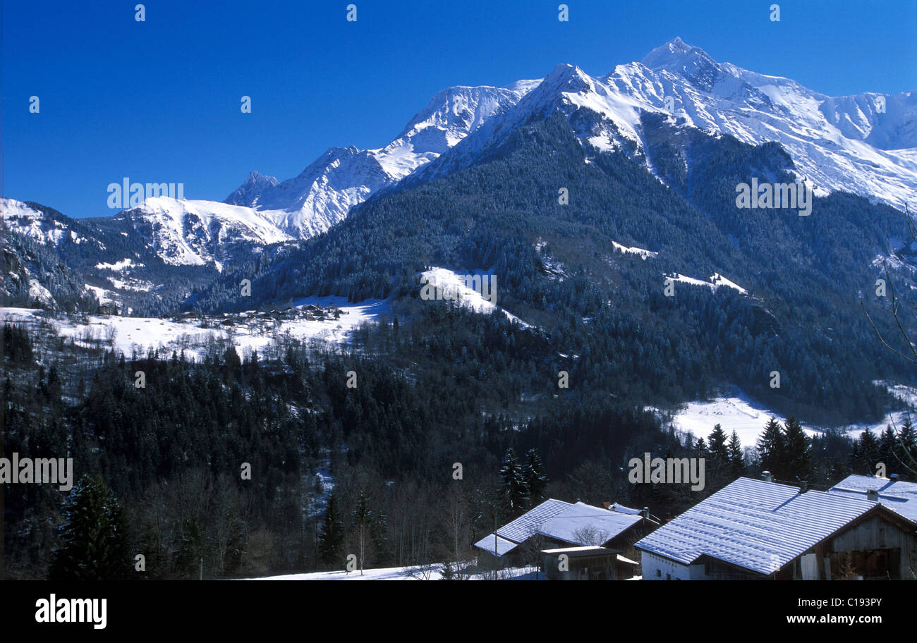 Francia, Haute Savoie, vista del massiccio del Monte Bianco dal villaggio di Saint Nicolas de Veroce Foto Stock