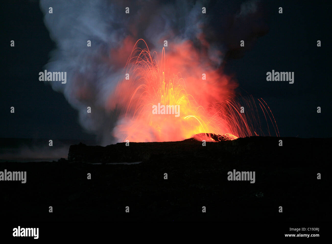 Esplosioni in i beccucci di fumo e di vapore del flusso di lava attivo sulla Eastern Rift, vulcano Kilauea, Big Island, Hawai'i Foto Stock