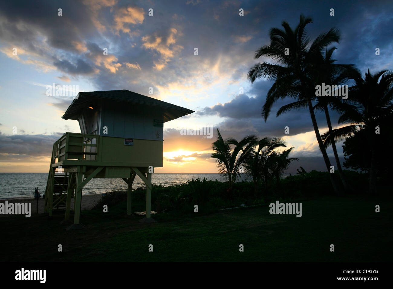 Il tramonto e una vita di guardia della torre di osservazione, Kihei, Maui, Hawai'i, Hawaii, STATI UNITI D'AMERICA Foto Stock