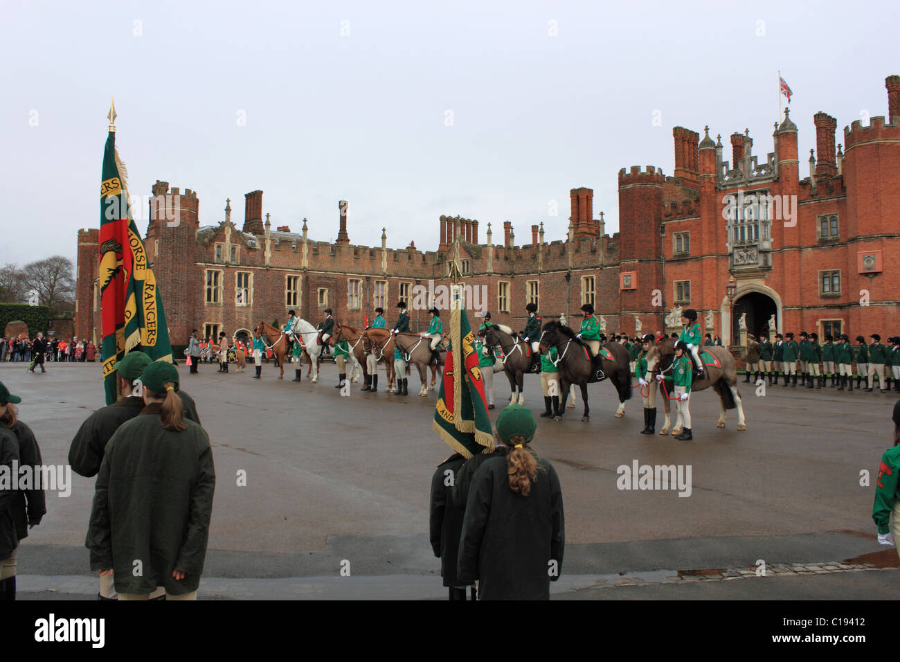 Horse Rangers sfilata di associazione alla Cappella Reale, Hampton Court Palace per un servizio per commemorare la Festa del Fondatore Foto Stock