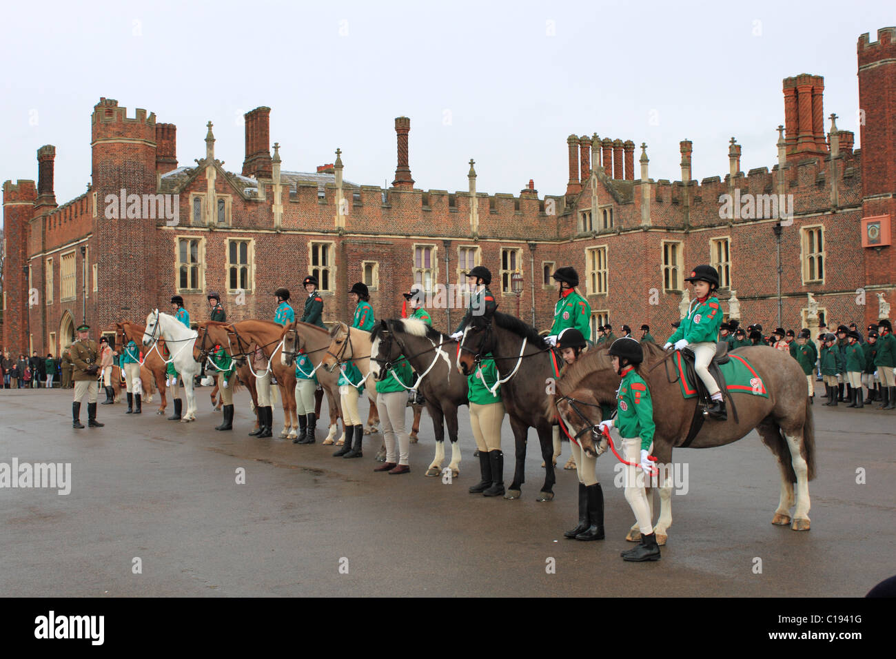 Horse Rangers sfilata di associazione alla Cappella Reale, Hampton Court Palace per un servizio per commemorare la Festa del Fondatore Foto Stock