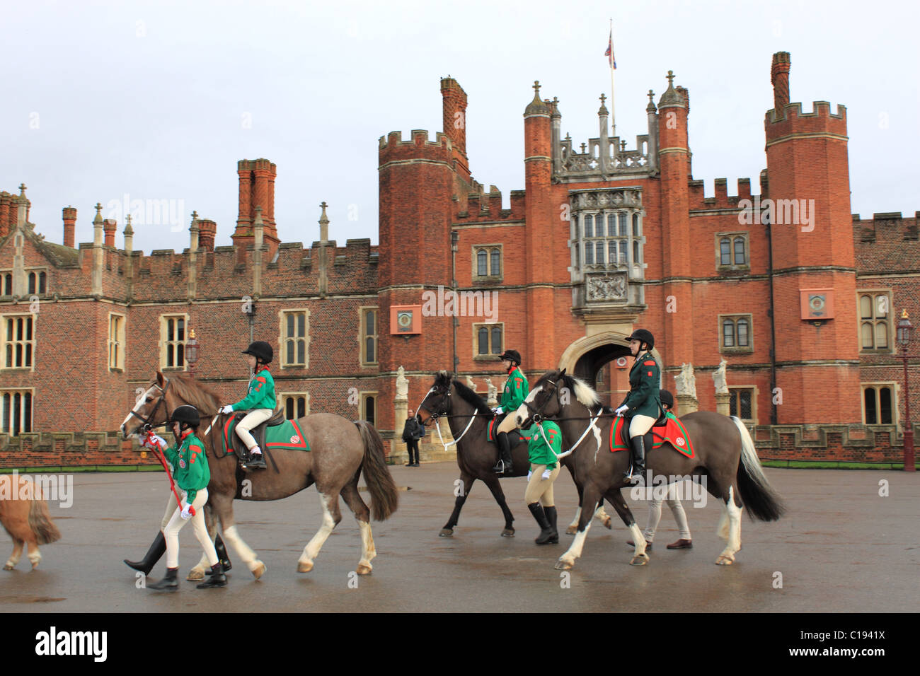 Horse Rangers sfilata di associazione alla Cappella Reale, Hampton Court Palace per un servizio per commemorare la Festa del Fondatore Foto Stock