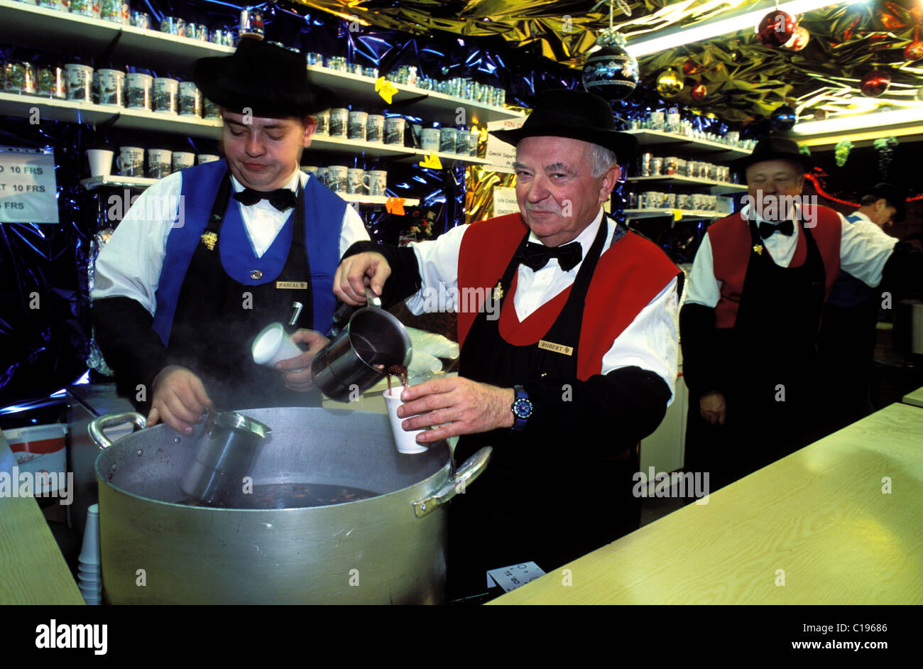 Francia, della Mosella, Metz, vente de vin chaud au marche de Noël Foto Stock