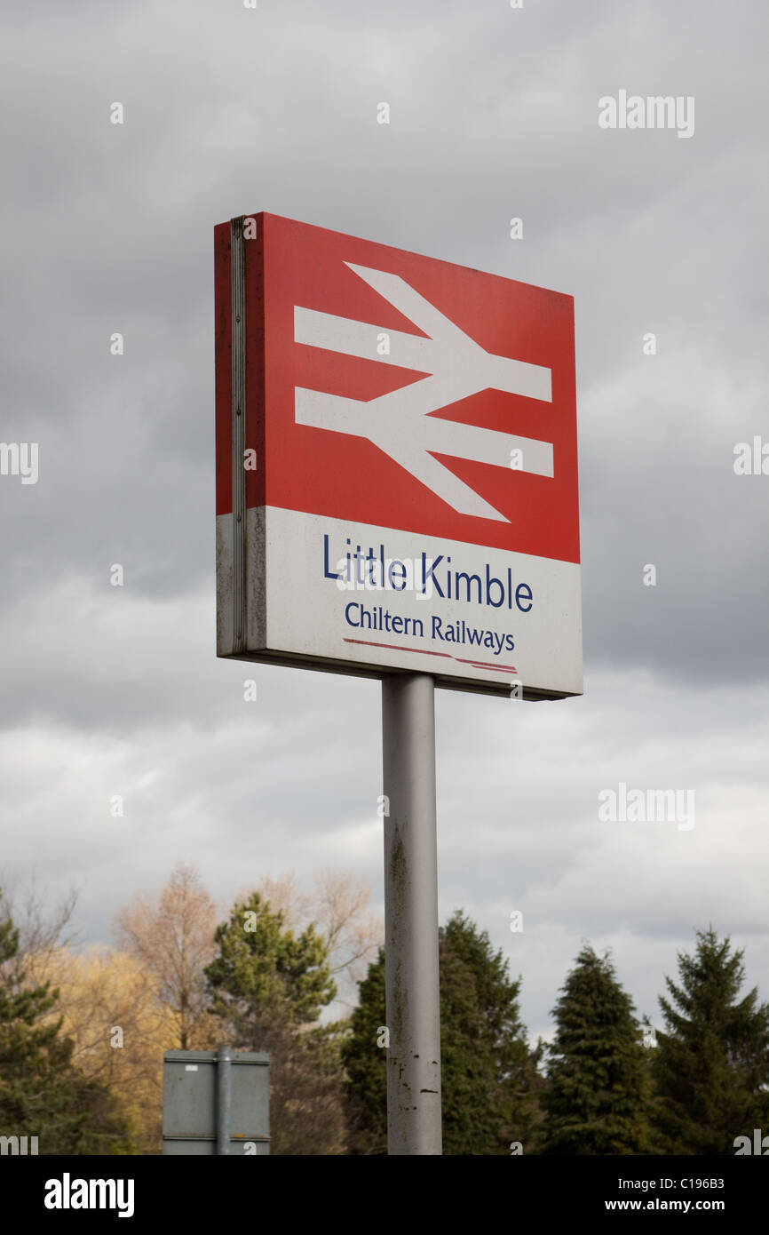 Segno ferroviarie per Little Kimble Stazione Ferroviaria sulla Chiltern Railways Foto Stock