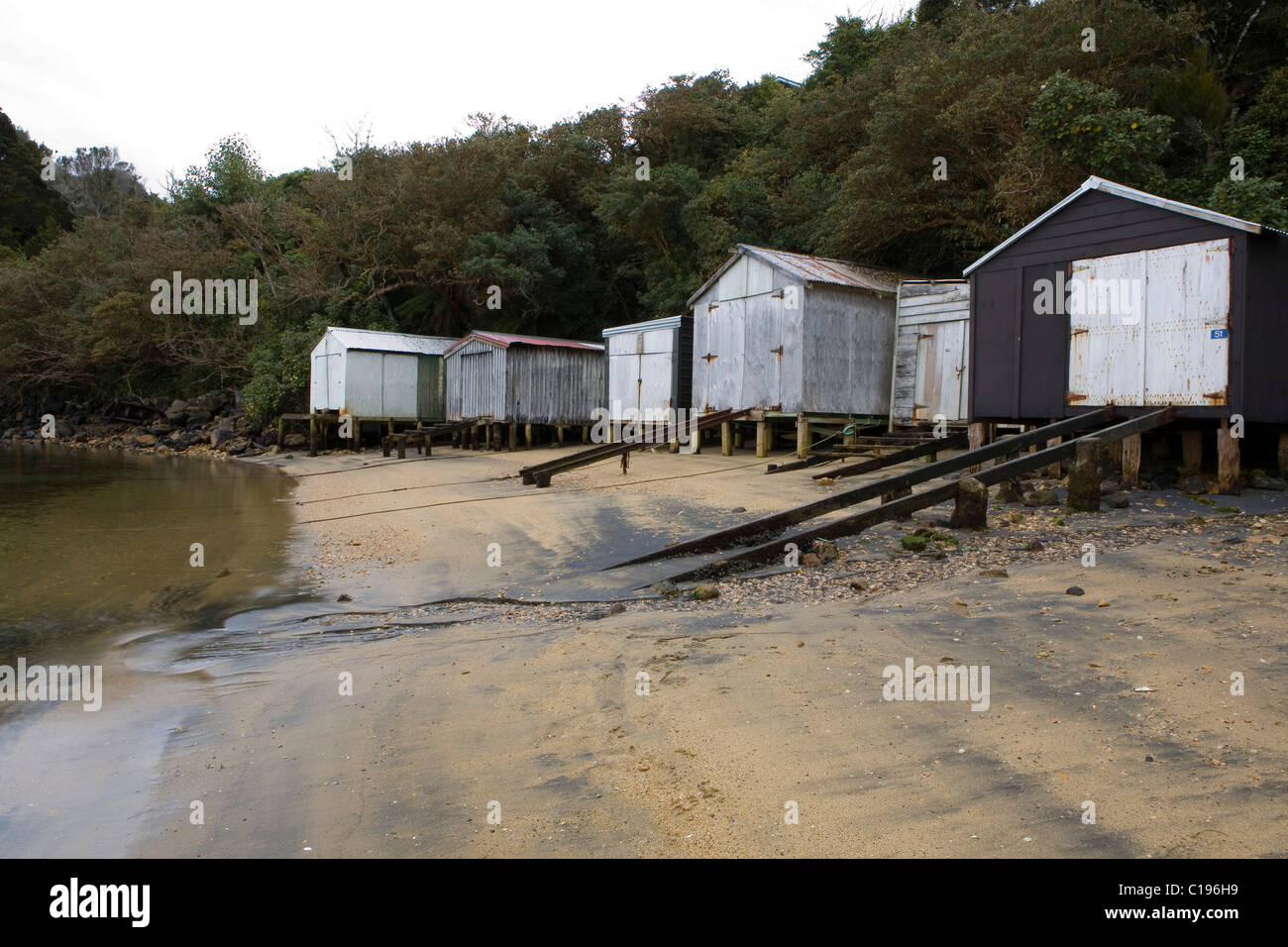 Boathouses in Halfmoon Bay, Steward Island, Nuova Zelanda Foto Stock