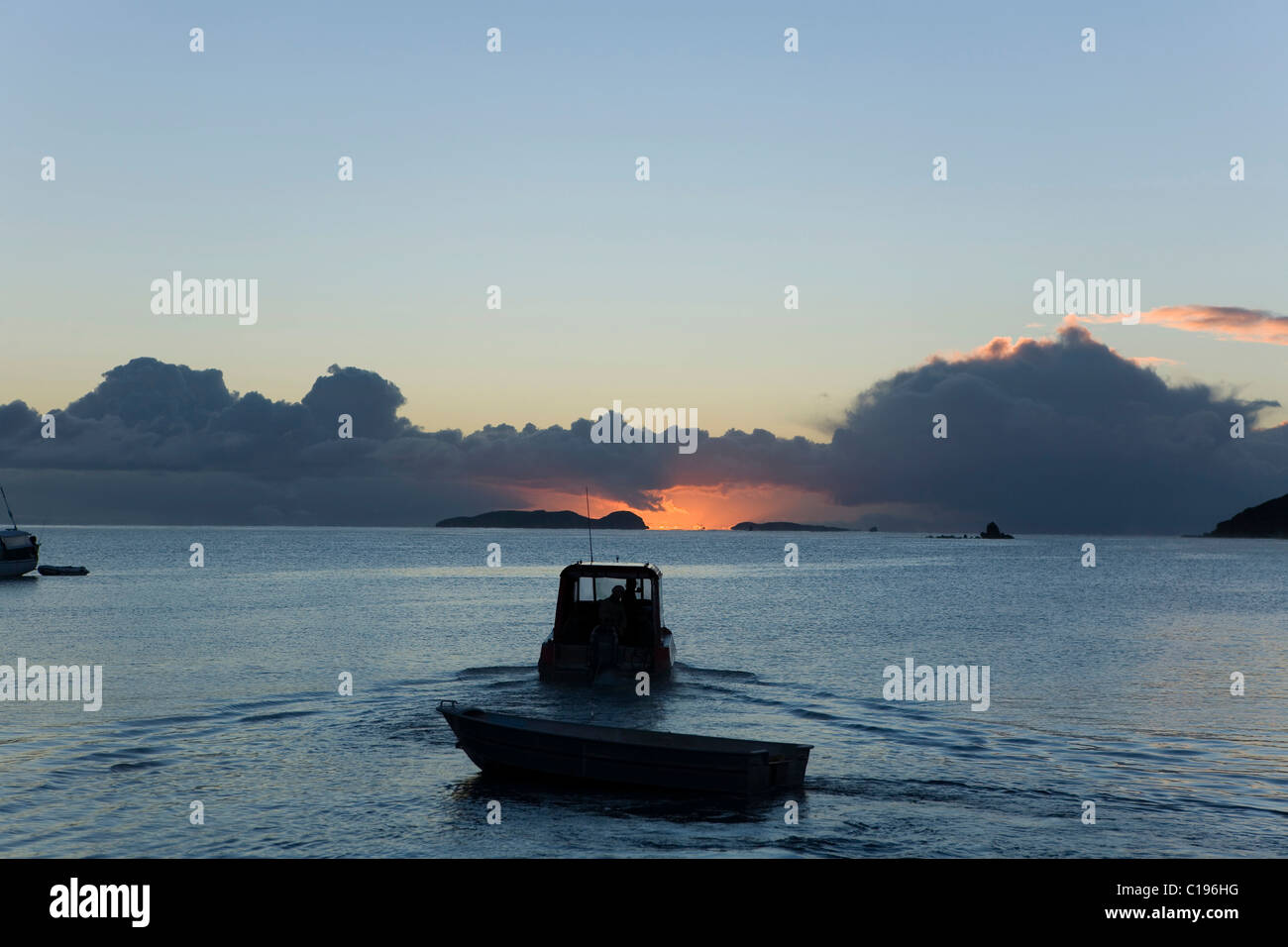 Barca da pesca di sunrise, Halfmoon Bay, Steward Island, Nuova Zelanda Foto Stock