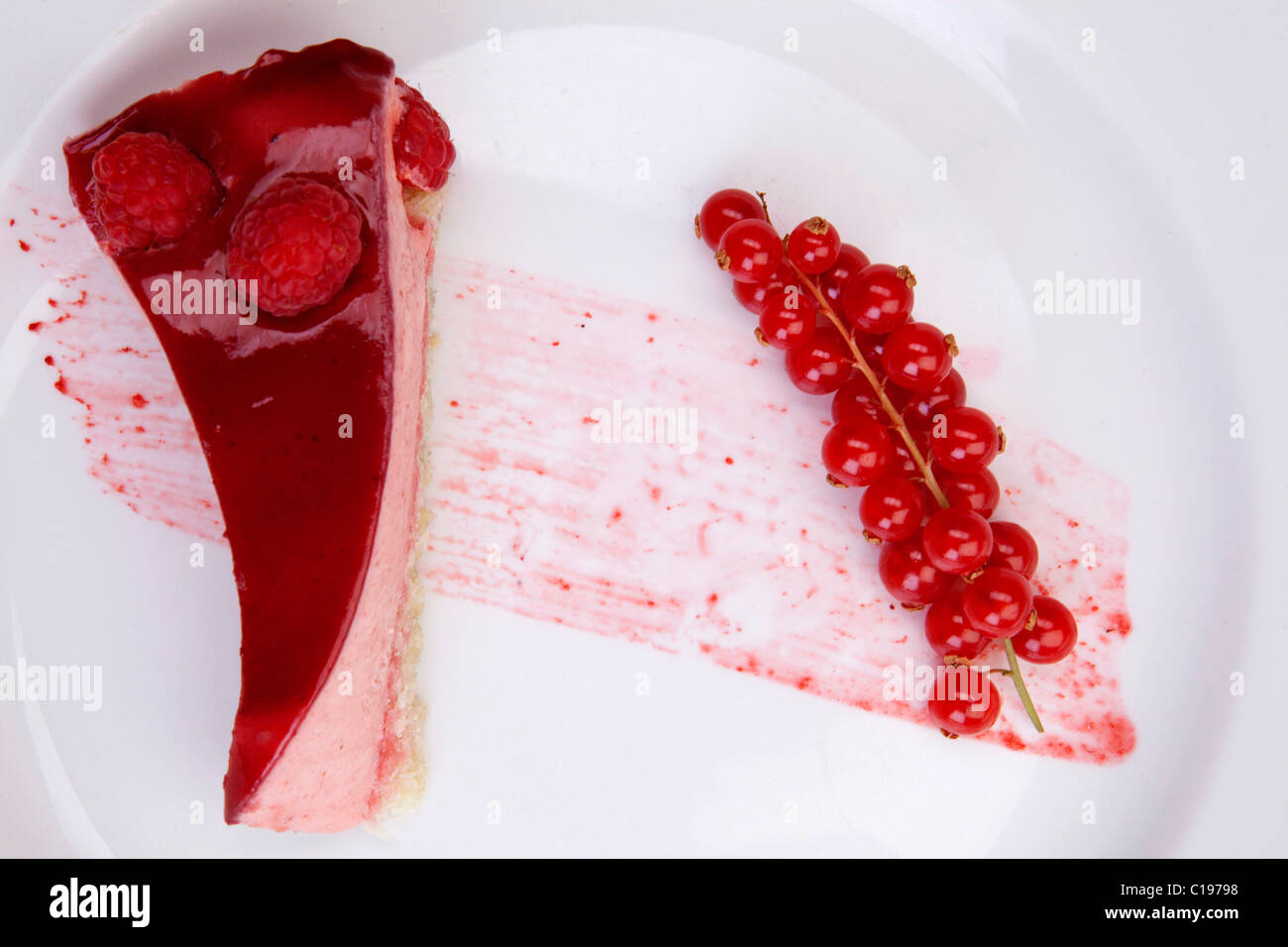 Dessert budino dolce mousse di lamponi gateau con red berry coulis 116474 Food24 Foto Stock