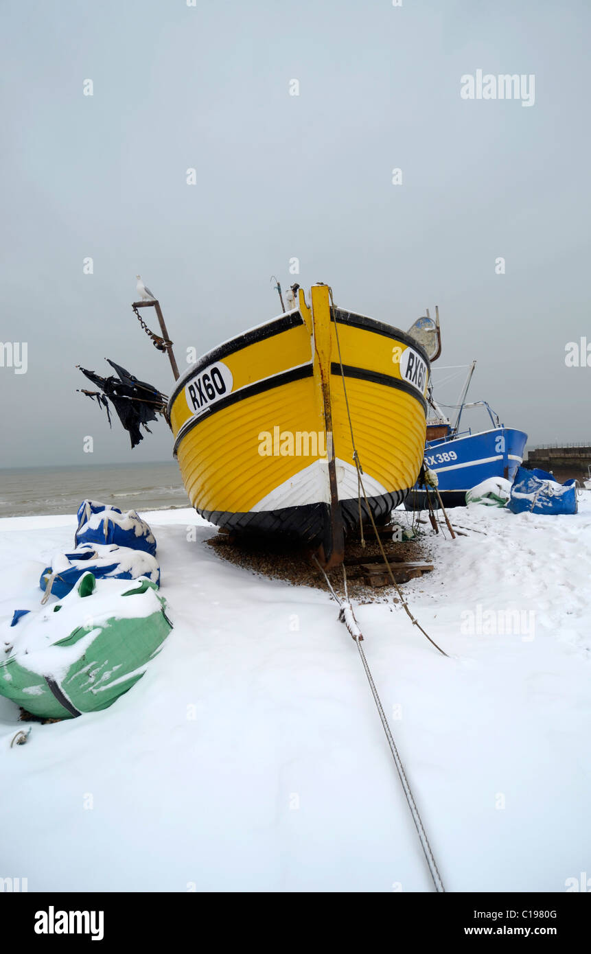 Barca da pesca elaborata sulla coperta di neve beach Hastings East Sussex England Regno Unito Foto Stock