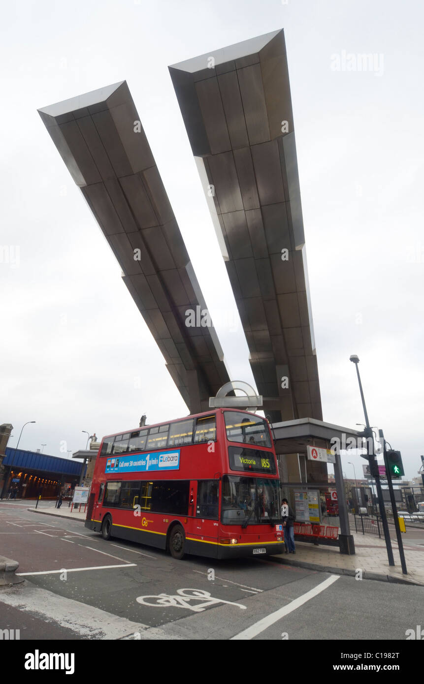 Vauxhall stazione degli autobus Sud Londra Inghilterra con il bus rosso a due piani Foto Stock
