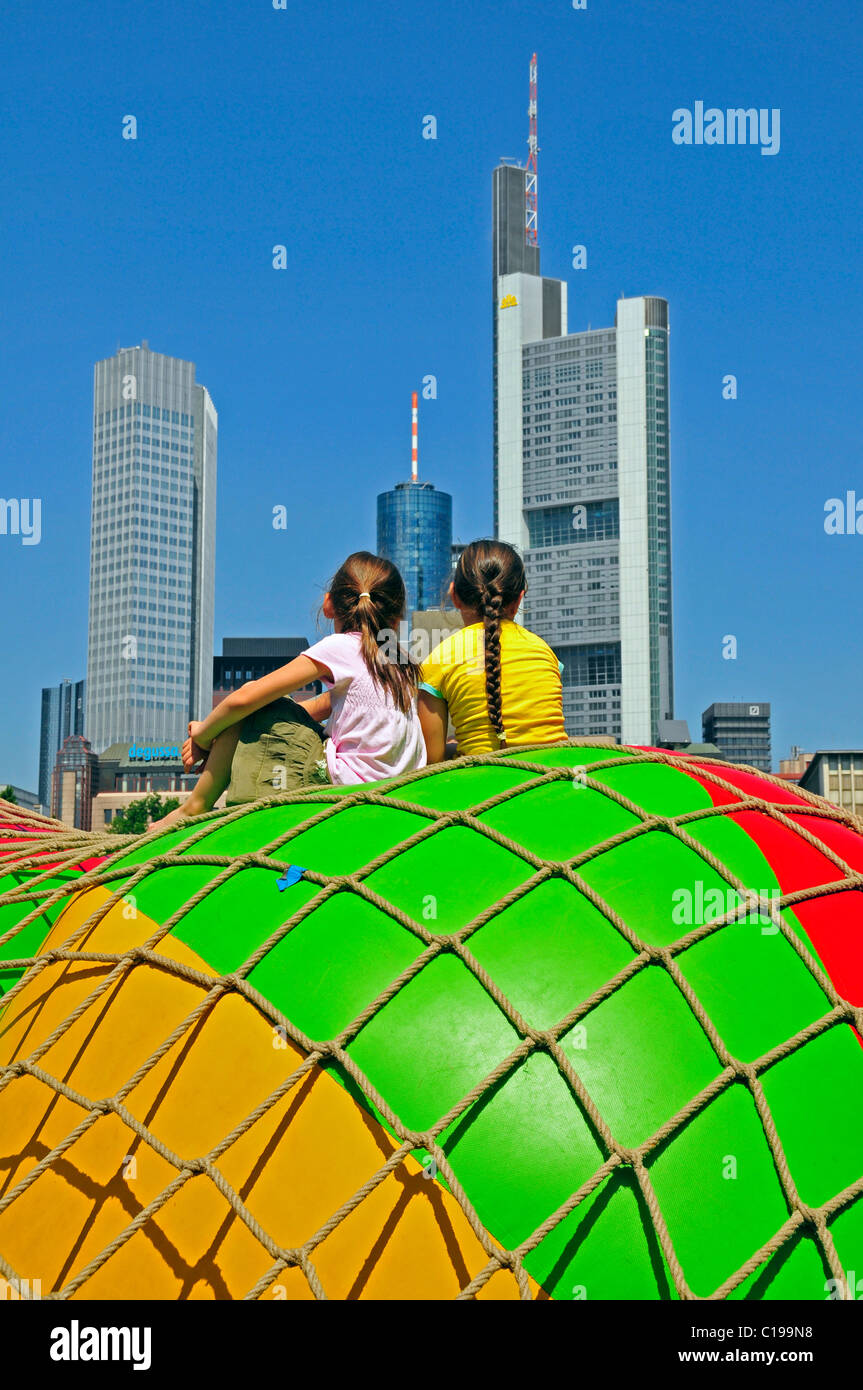 Parco giochi avventura sul Museum Mile, dietro di esso il multistoried edifici di Dresdner Bank, Torre principale, la Helaba e centro Foto Stock