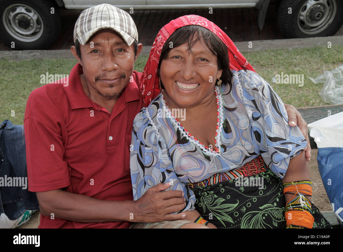 Panama,Latin,America Centrale,Città di Panama,casco Viejo,San Felipe,Kuna Indian,uomo uomo uomo maschio,donna donna donna donna donna,coppia,mercato all'aperto,venditore stallo Foto Stock