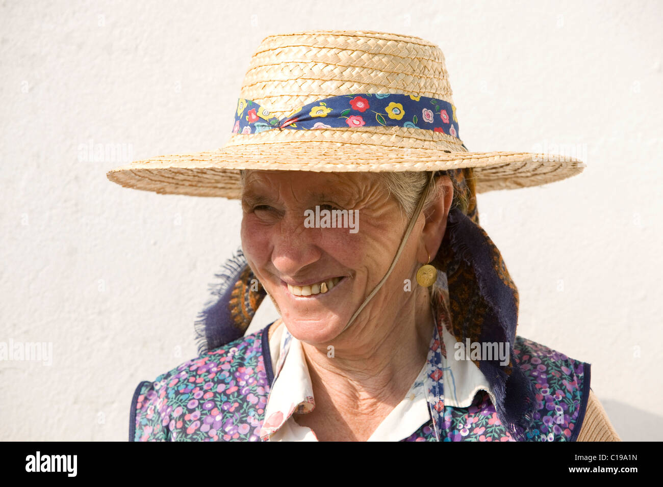 Countrywoman indossando un cappello di paglia, sulla Quinta da Reina vicino a Viana do Castelo, regione del Minho, il Nord del Portogallo, Europa Foto Stock