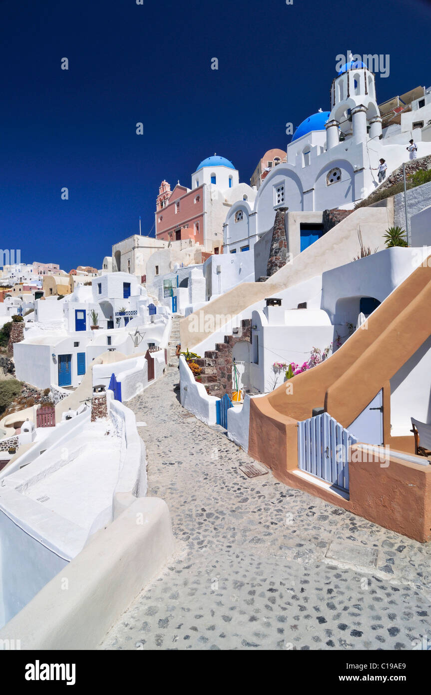 Vicoli di Oia, Ia e una chiesa a cupola, con la tipica architettura delle Cicladi, SANTORINI, CICLADI Grecia, Europa Foto Stock