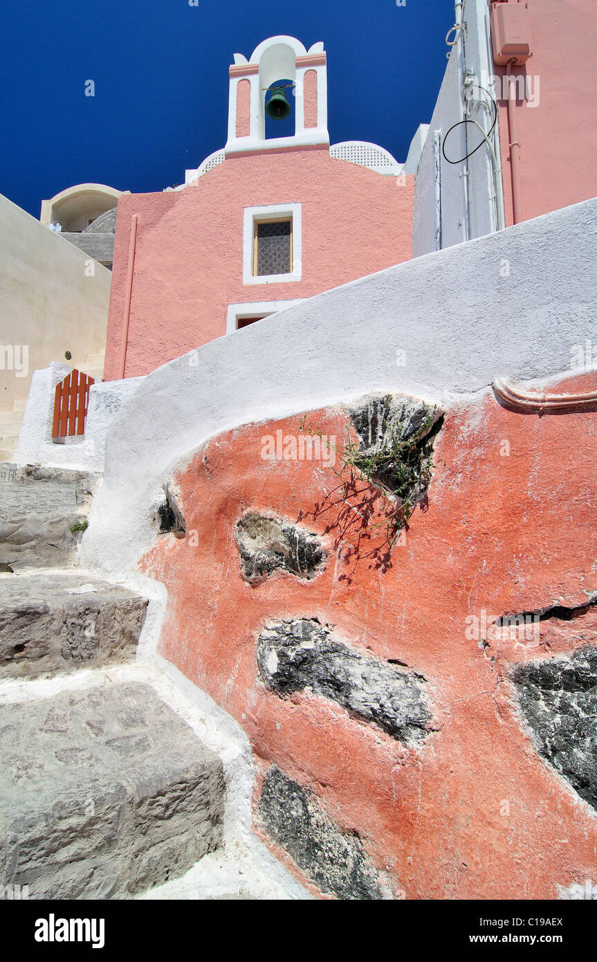Chiesa rossa con una parete rossa e scalinata in un tipico stile architettonico tradizionale delle Cicladi, Oia, Ia, SANTORINI, CICLADI Grecia, Europa Foto Stock