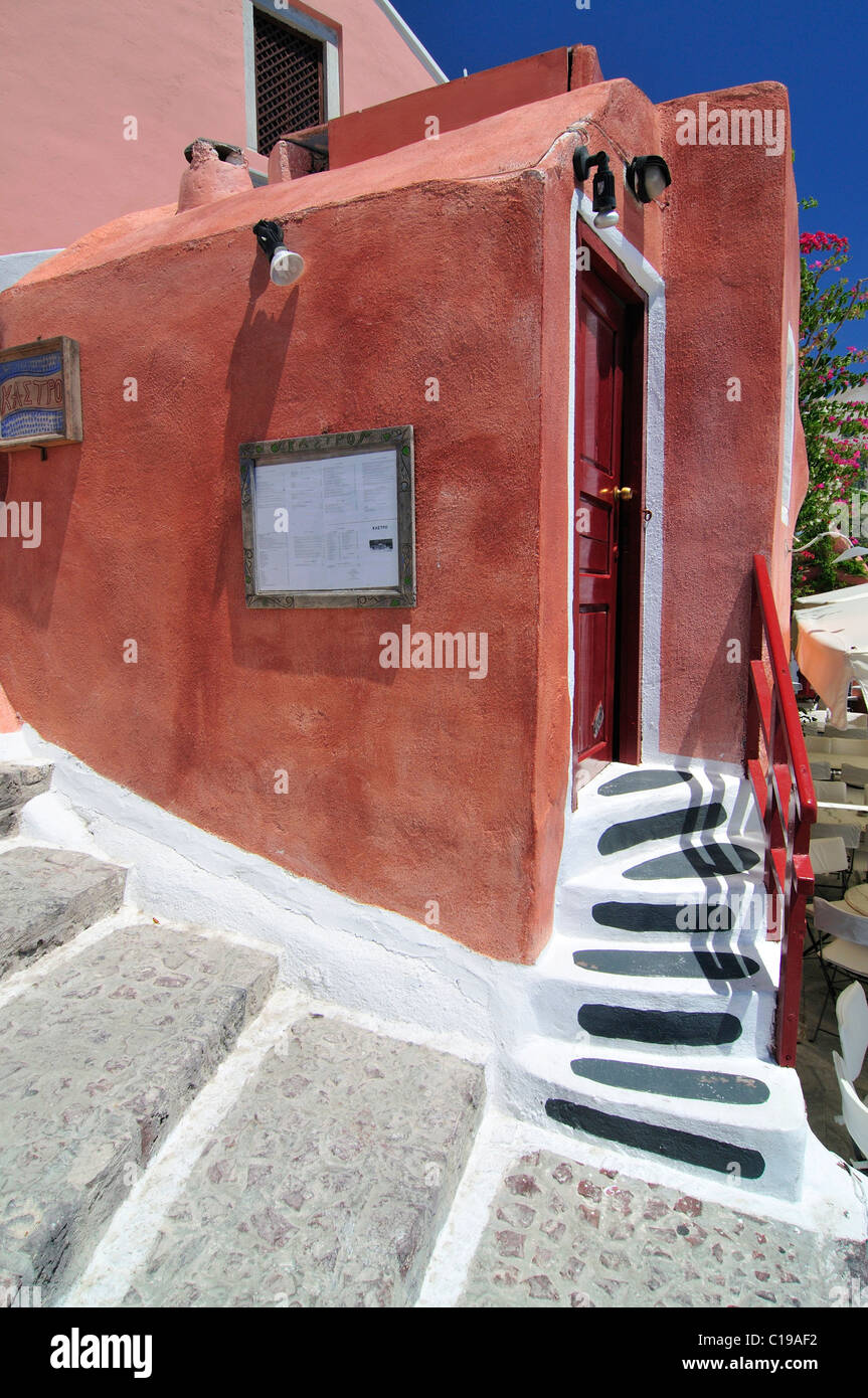 Chiesa Rossa e scalinata in un tipico stile architettonico tradizionale delle Cicladi, Oia, Ia, SANTORINI, CICLADI Grecia, Europa Foto Stock