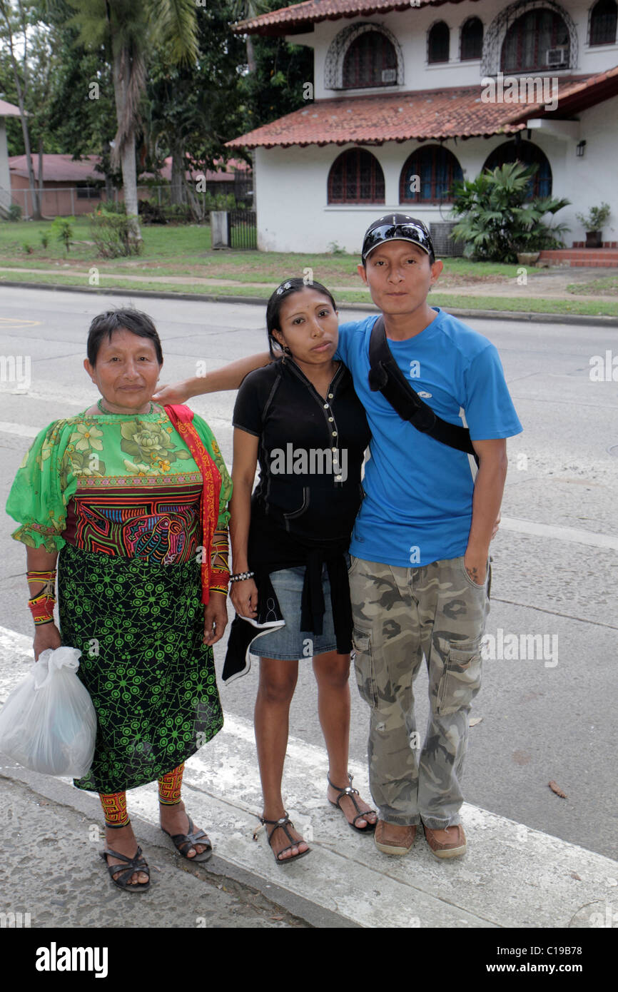 Panama,Latino,America Centrale,Città di Panama,Balboa,strada,marciapiede,Kuaa Indian,mola,donna donna donne,uomo uomini maschio,coppia,madre,genitore,genitori,figlio,ragazza Foto Stock