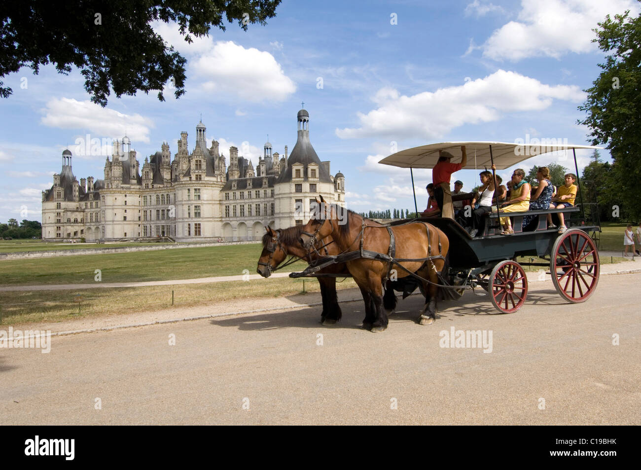 Carrello di fronte al Castello di Chambord, il più grande castello sul fiume Loira, in Francia, in Europa Foto Stock