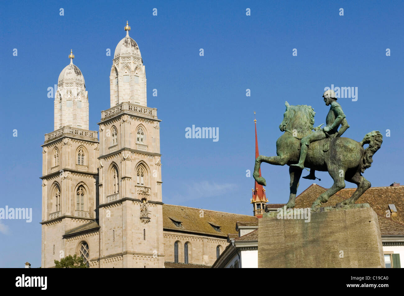 Statua di Hans Waldmann nella parte anteriore delle torri gemelle della Chiesa Grossmuenster, il simbolo della città di Zurigo, Svizzera Foto Stock